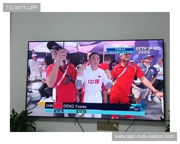 中国选手邓雅文在巴黎奥运会资格系列赛上海站小轮车自由式女子公园赛决赛中表现出色。